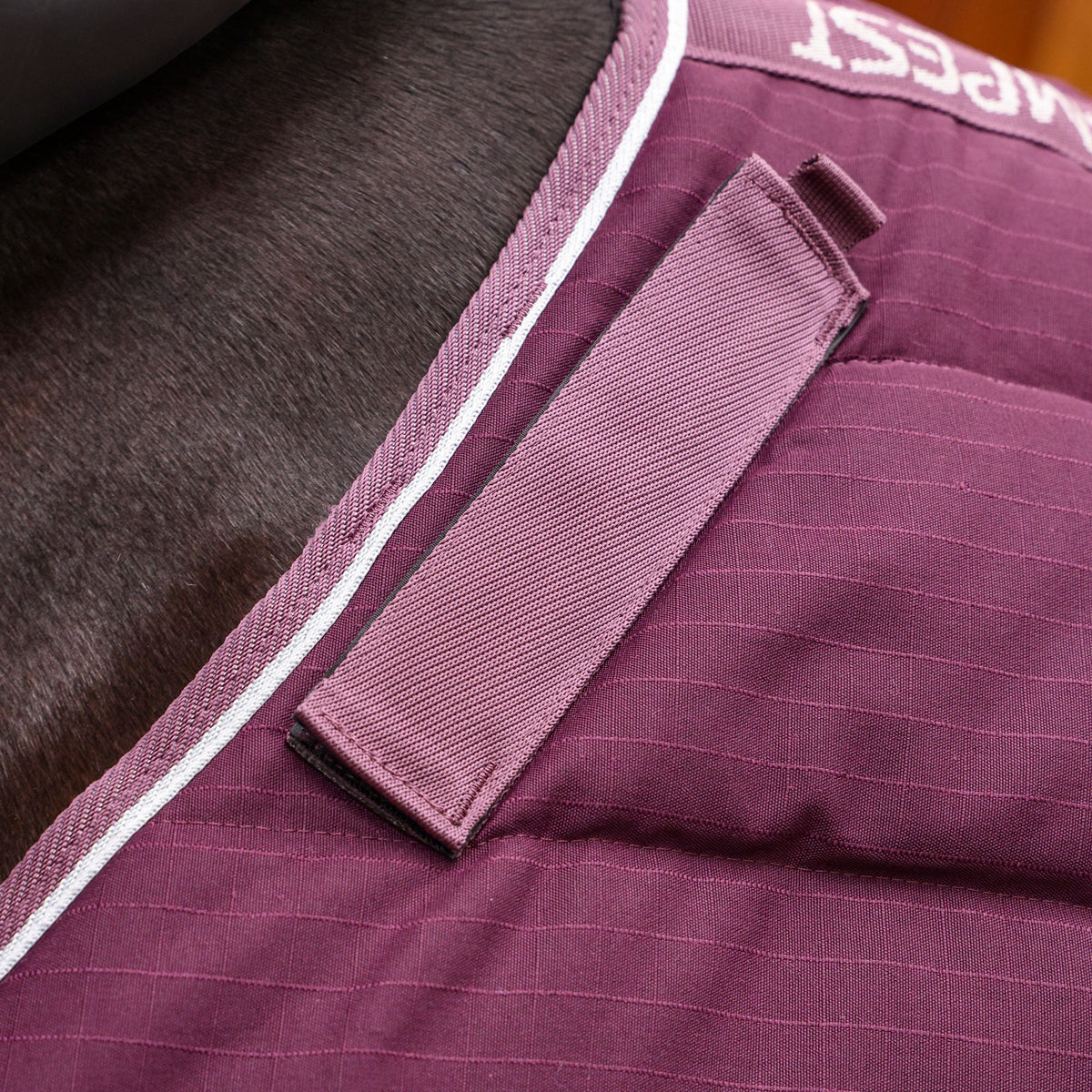 Shires Tempest Original 300g Stable Rug & Neck Set Burgundy view 4