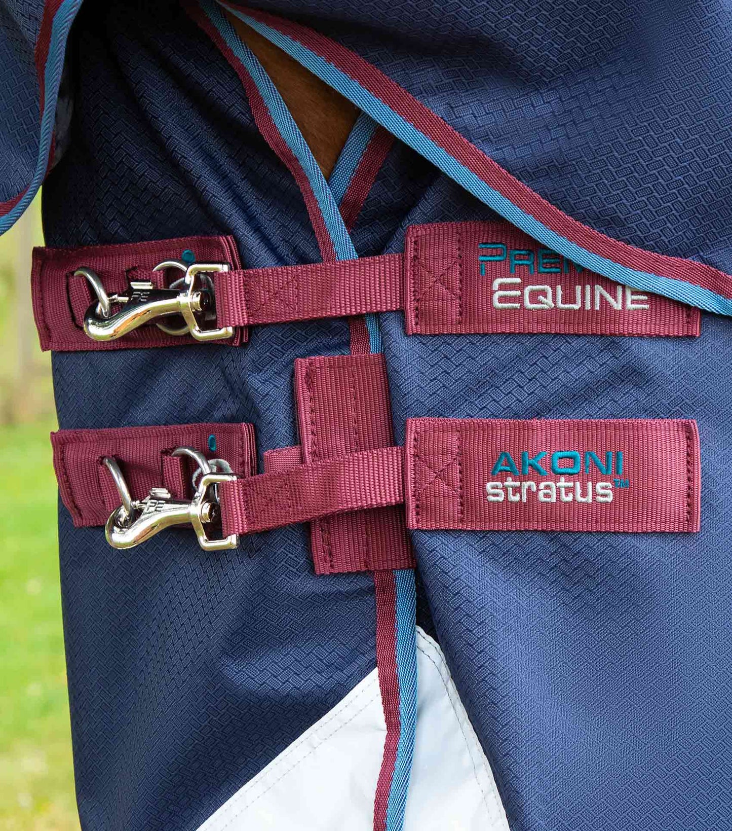 Premier Equine Akoni 0g Turnout Rug inc Classic Neck Cover Navy